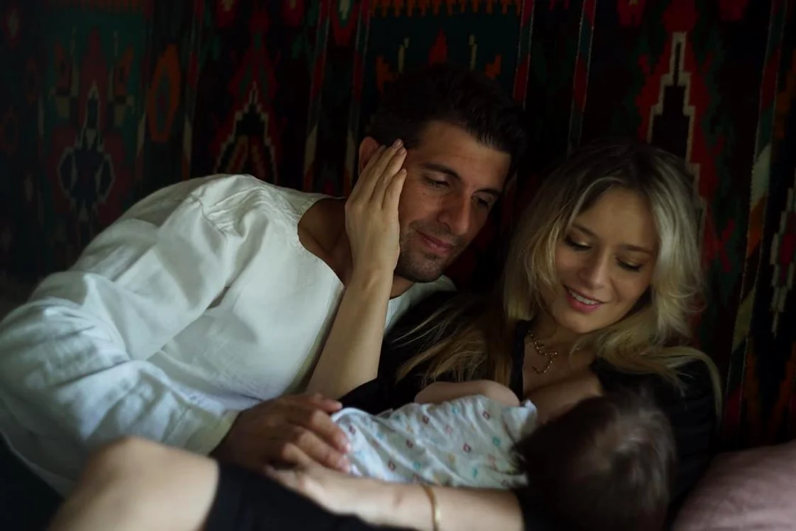 Laura Cosoi şi Cosmin Curticăpean, la botezul Ritei Foto: arhivă personală