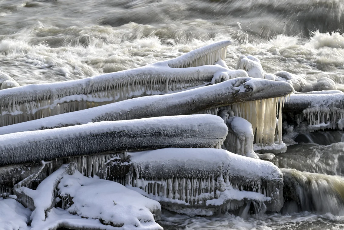Cascada Niagara a înghețat parțial din cauza temperaturilor extrem de scăzute din Canada și Statele Unite. FOTO Profimedia