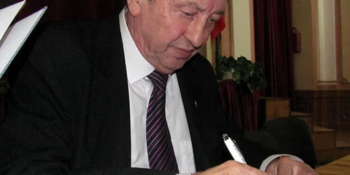 Ioan Haţegan oferă autografe Foto