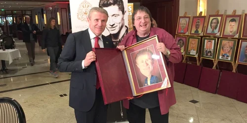 Ştefan Popa Popa's înconjurat de sportivi la Berlin