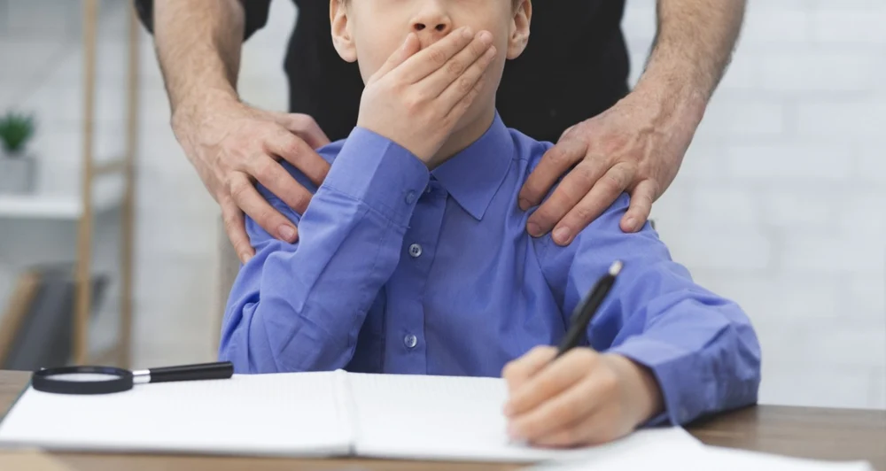 Directorul de școală acuzat de pedofilie a încercat să revină la ore. Elevii au refuzat să intre în clasă