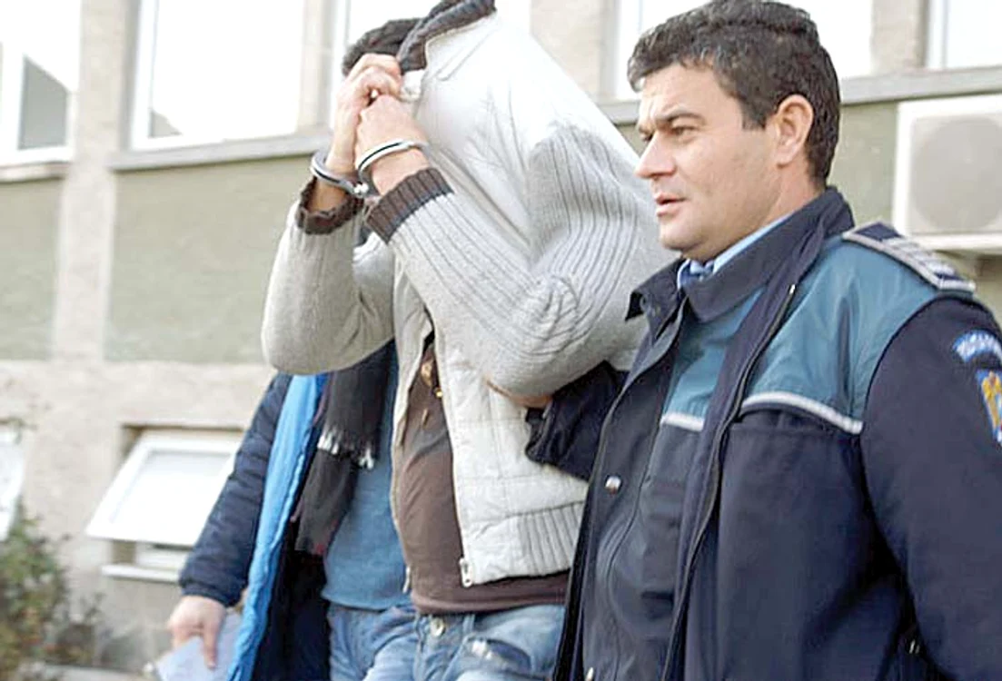 
    Elevul proxenet a fost săltat de poliţişti  