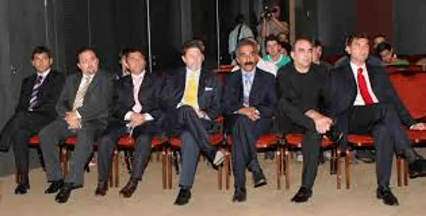 Bagher Karimzadeh (cu mustață), alături de acționarii clubului Dinamo din 2005. FOTO: Arhiva
