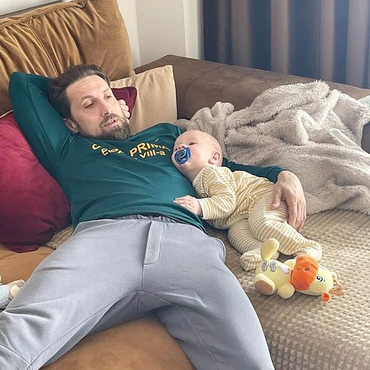 Dani Oţil, 41 de ani, este topit după ”băiatul lui tata”, Luca Tiago. Foto Facebook
