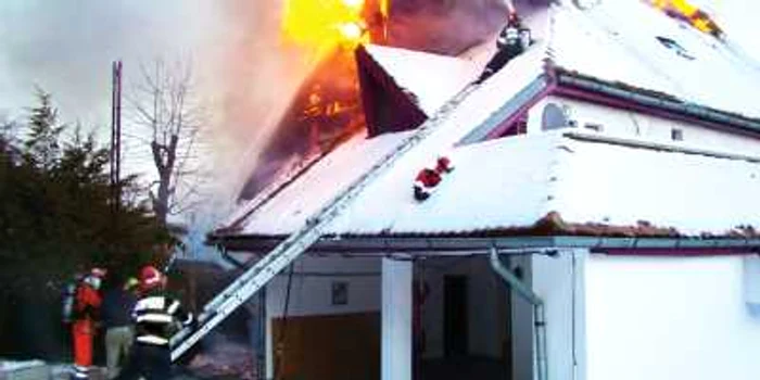 Pompierii s-au luptat şapte ore cu flăcările