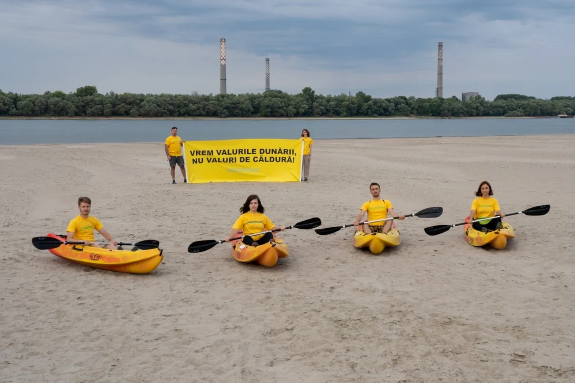 Protest în mijlocul albiei secate a Dunării FOTO Răzvan Dima/Greanpeace Romania
