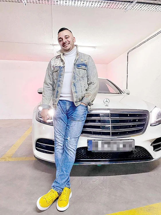 Are un Mercedes alb 
