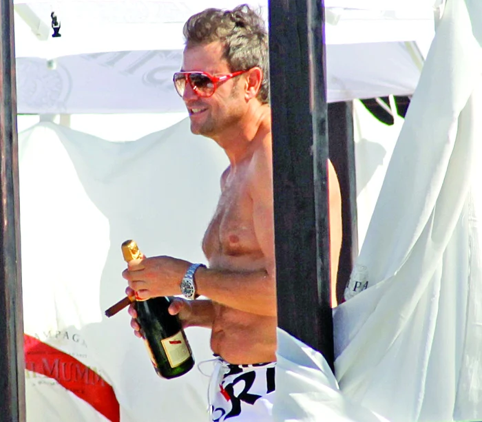 Cătălin Botezatu ( Şampanie Mumm- 450 de lei sticla; Trabuc Cohiba Esplendido- 100 de lei bucata)