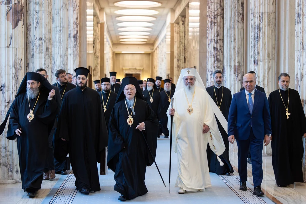 Ilie Bolojan l-a primit la Palatul Victoria pe Bartolomeu I: „I-am transmis calde mulțumiri pentru că poartă în rugăciune și binecuvântări România”
