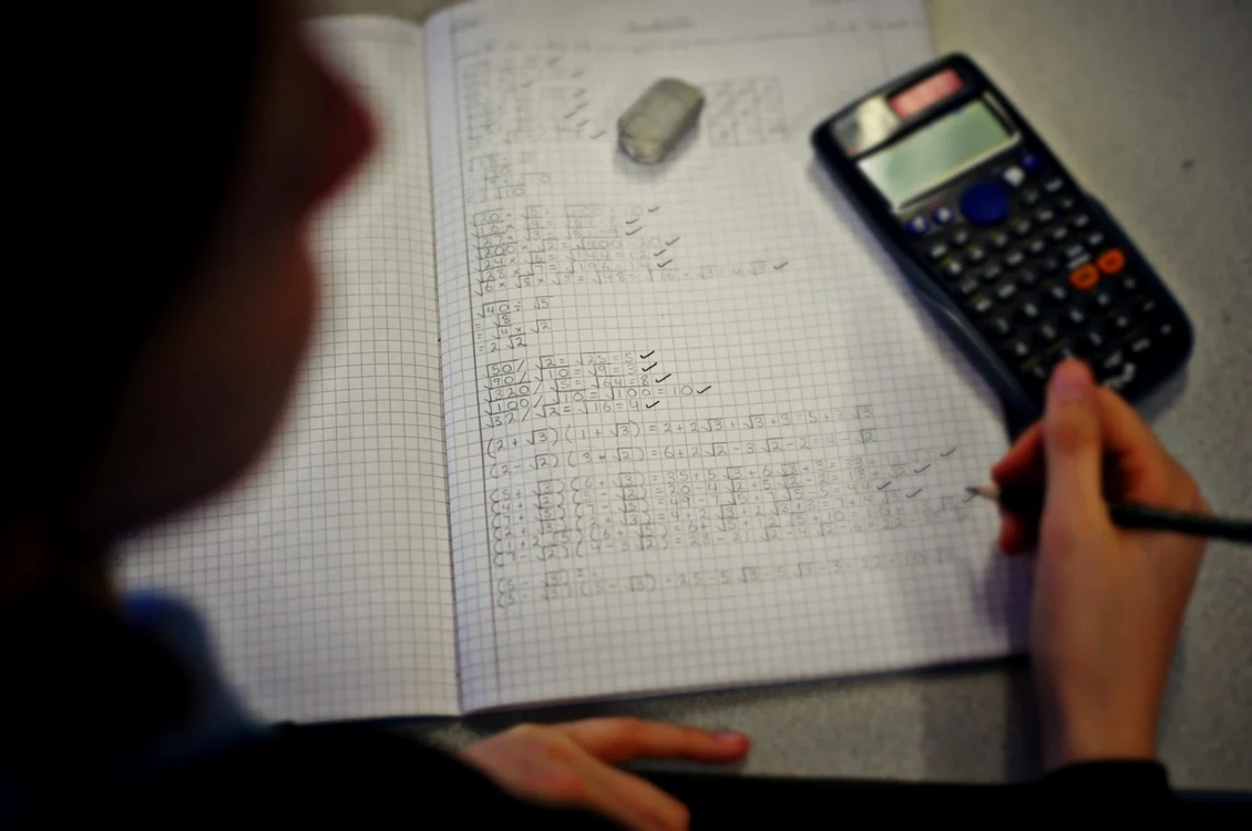Meditaţiile sunt o sursă de profit pentru mulţi profesori. Meditaţiile oferite elevilor de la clasă sunt considerate, însă, ilegale Meditaţii Matematică  FOTO: Guliver / Getty Images