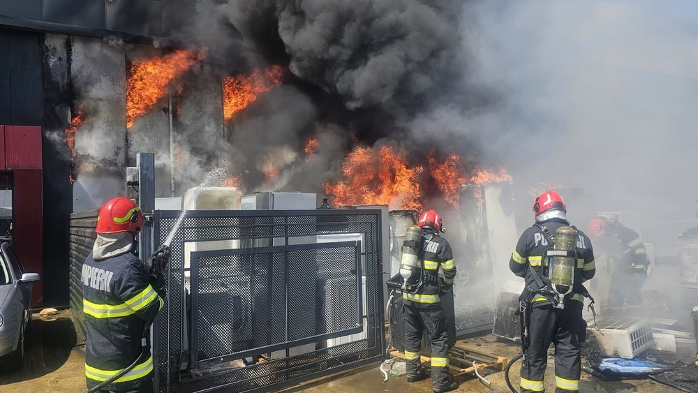 Incendiu puternic la un depozit Sameday din Iași. Zeci de pompieri mobilizați pentru stingerea flăcărilor