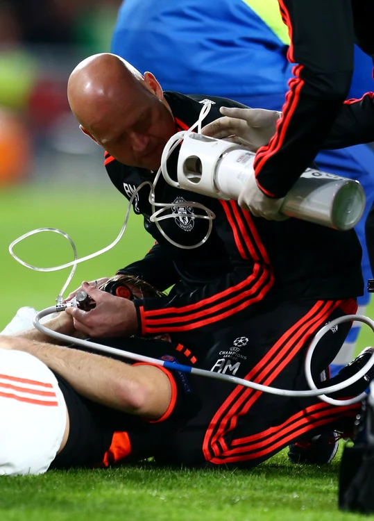 Fotbalistul a avut nevoie de masca de oxigen pentru a respira normal