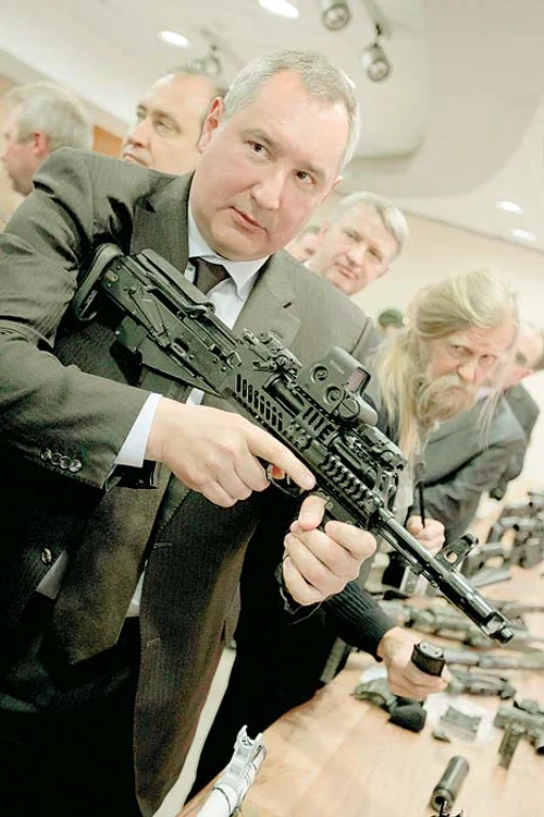 Lui Rogozin îi place să se pozeze cu arme în mână şi în tancuri