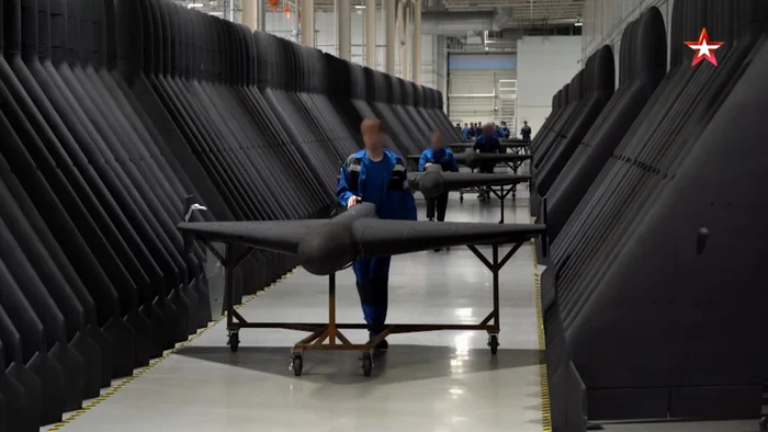 VIDEO Rusia își etalează fabrica de drone Shahed și lansatoare mobile pe camionete americane