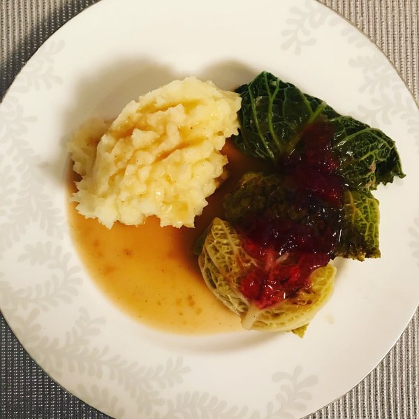 Țara unde sarmalele sunt servite cu cartofi fierți, piure și dulceață de fructe de pădure