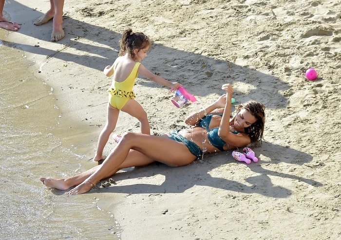 6 madalina ghenea si fiica charlotte la plaja 4 jpg jpeg
