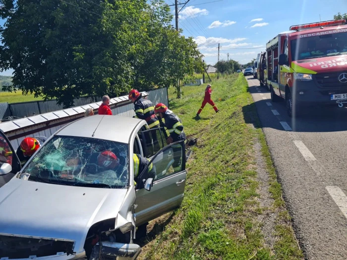 Un accident rutier a fost provocat de o şoferiţă în vârstă de 74 de ani FOTO ISU Neamţ