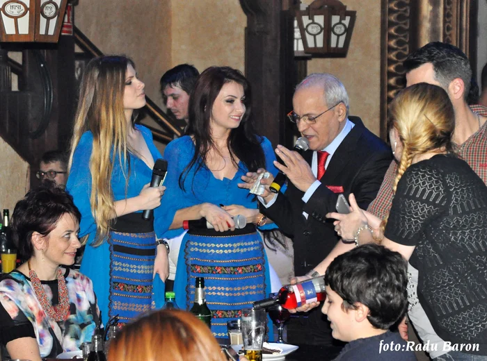 
    Nelu Ploieșteanu are colege de scenă foarte tinere, pe fetele din trupa Etnic, Andra (în stânga) și Roxanafoto: arhiva personală  