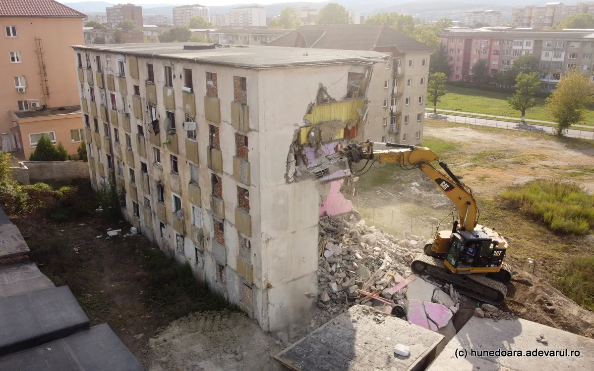 Blocul fantomă din Hunedoara. Foto: Daniel Guță. ADEVĂRUL