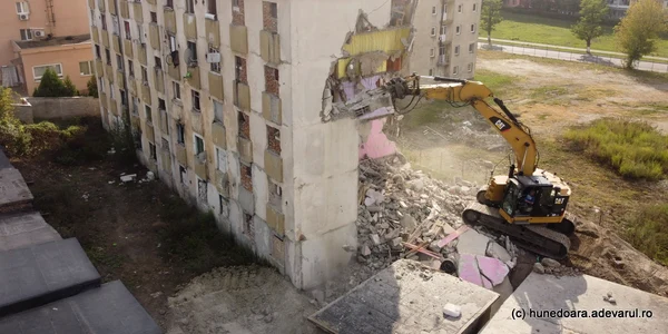Blocul fantomă din Hunedoara este demolat  Foto Daniel Guță ADEVĂRUL (26) JPG