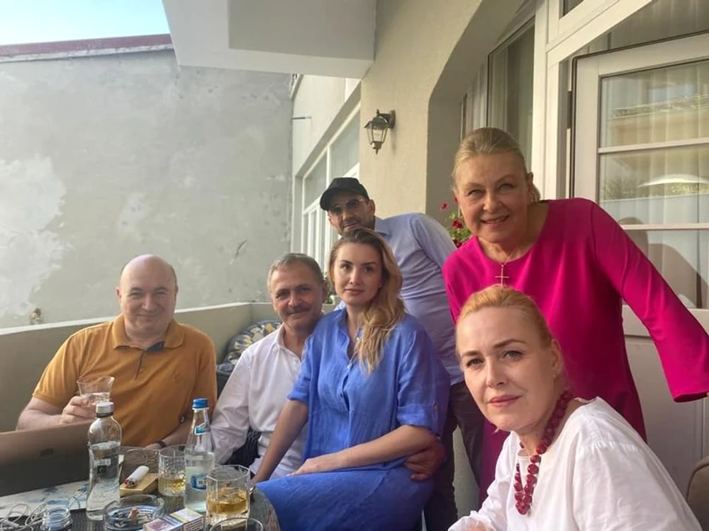 Avocata lui Liviu Dragnea a publicat o poză cu fostul lider al PSD, acasă, alături de Carmen Dan, Codrin Ştefănescu şi Irina Tănasefoto: Facebook
