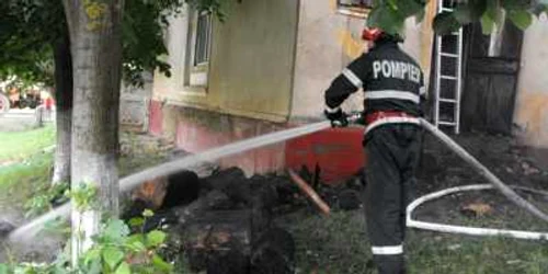 Pompierii au reușit să salveze restul casei