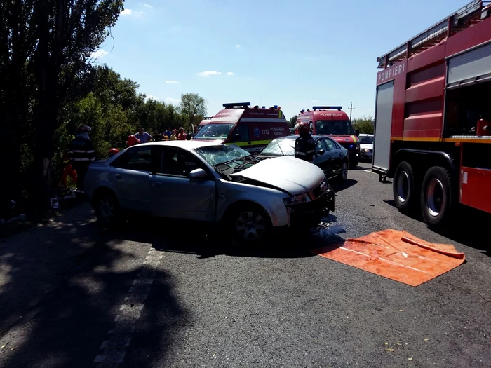 În accident au fost implicate două maşini