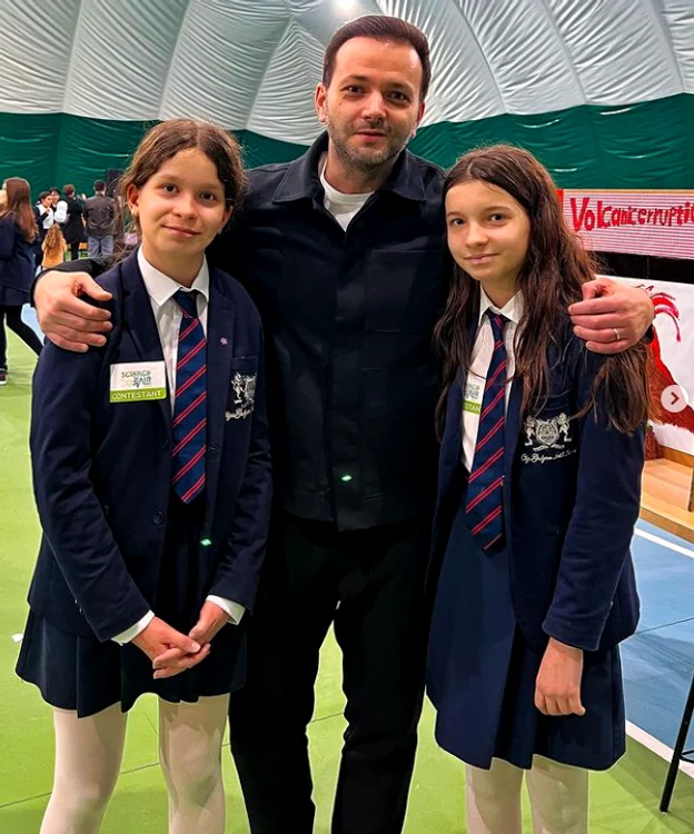 Mara și Cezara au 13 ani și jumătate și aproape își ajung tatăl în înălțime. Foto: Instagram