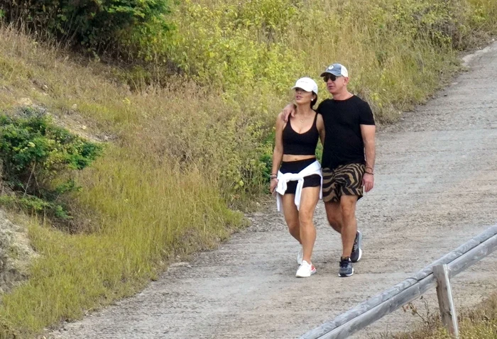 Jeff Bezos şi iubita Lauren Sanchez vacanta plimbare sarut in St-Barts 22 decembrie 2021 FOTO Profimedia