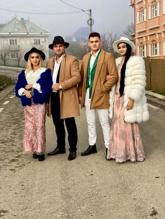 
    Ținute extravagante în comuna Grajduri  