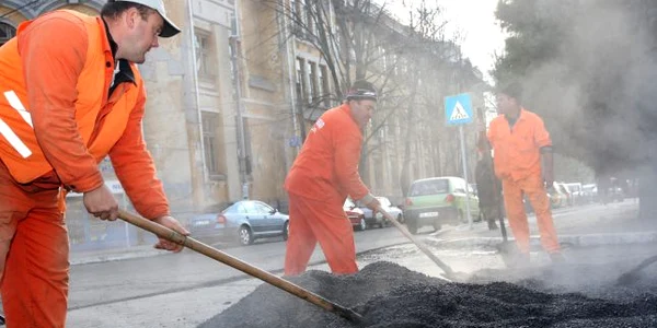 Pe mai multe străzi din Galaţi se fac lucrări de asfaltare
