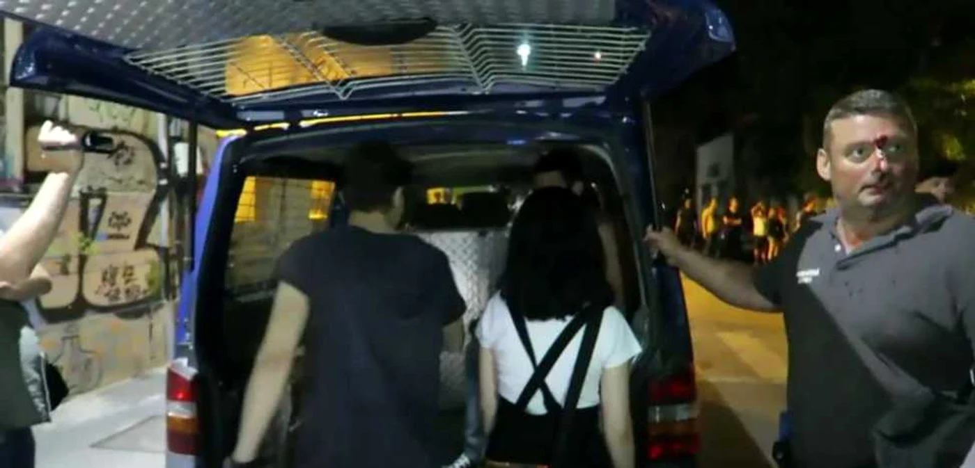 Poliţistul care a folosit pistolul cu bile a fost rănit, la rândul său, de o sitclă aruncată în faţă CAPTURĂ Cristian Vasile