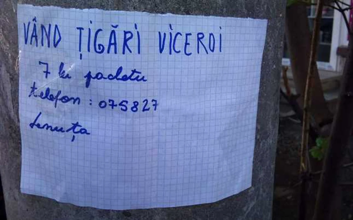 Femeia a lipit afişul în Baia Mare Foto: facebook