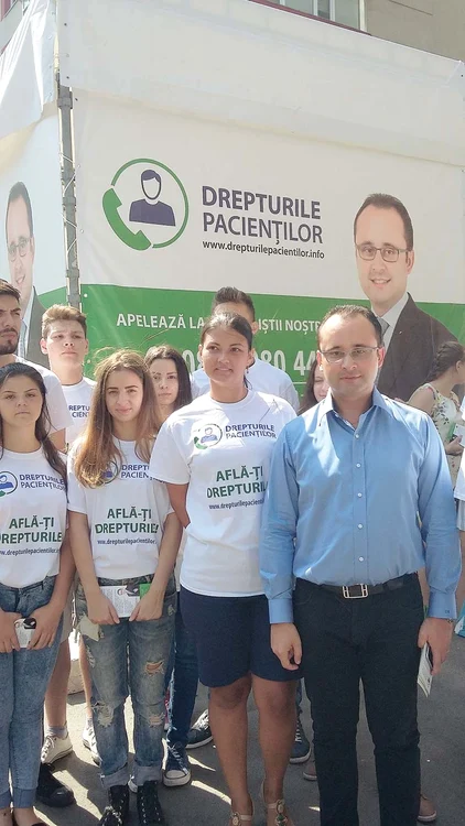 
    Dr. Cristian Buşoi  este ajutat de  tineri voluntari în  campania lansată ieri  