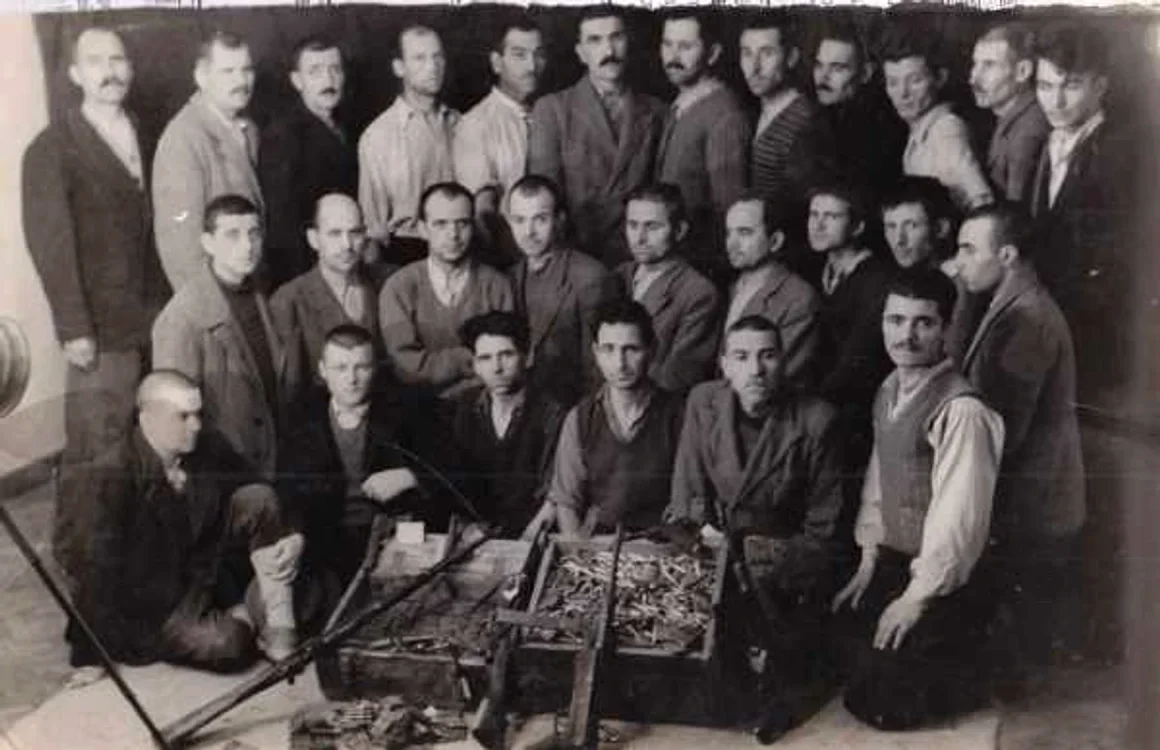Grup de partizani din Dobrogea. Fotografie făcută de Securitate după arestarea lor (arhiva CNSAS)