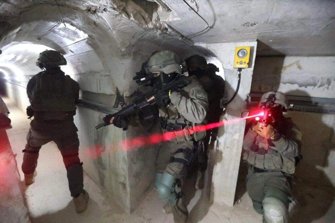 Soldații israelieni se pregătesc pentru tunelurile Hamas FOTO Twitter