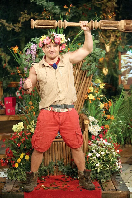 
    Cătălin Moroşanu a câştigat titlul  de «Regele junglei» la PRO TV, iar acum cântă muzică populară la Antena 1, alături de mama luifotografii: pro tv/mediafax  