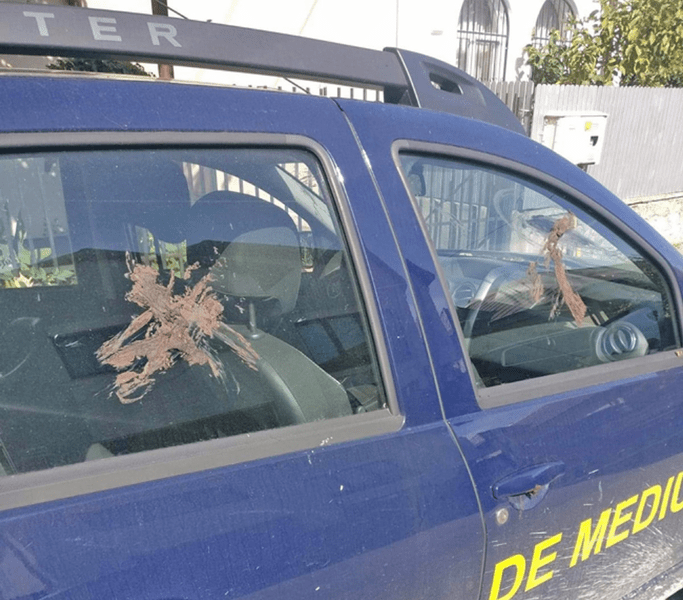 Mașină a Gărzii de Mediu mânjită cu excremente. „S-a răzbunat ca în Evul Mediu” FOTO
