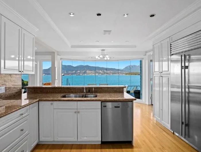 Chiar și din bucătărie se vede un peisaj superb