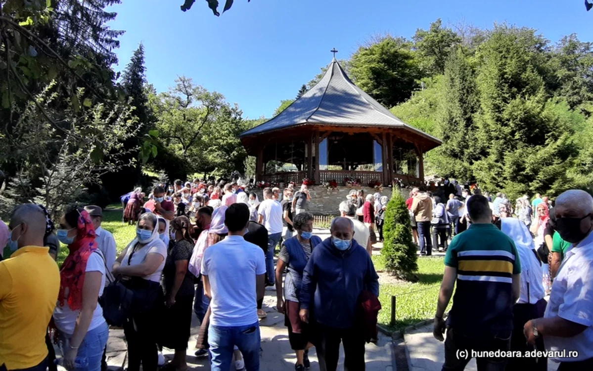 Mulţi dintre pelerini au purtat măşti 