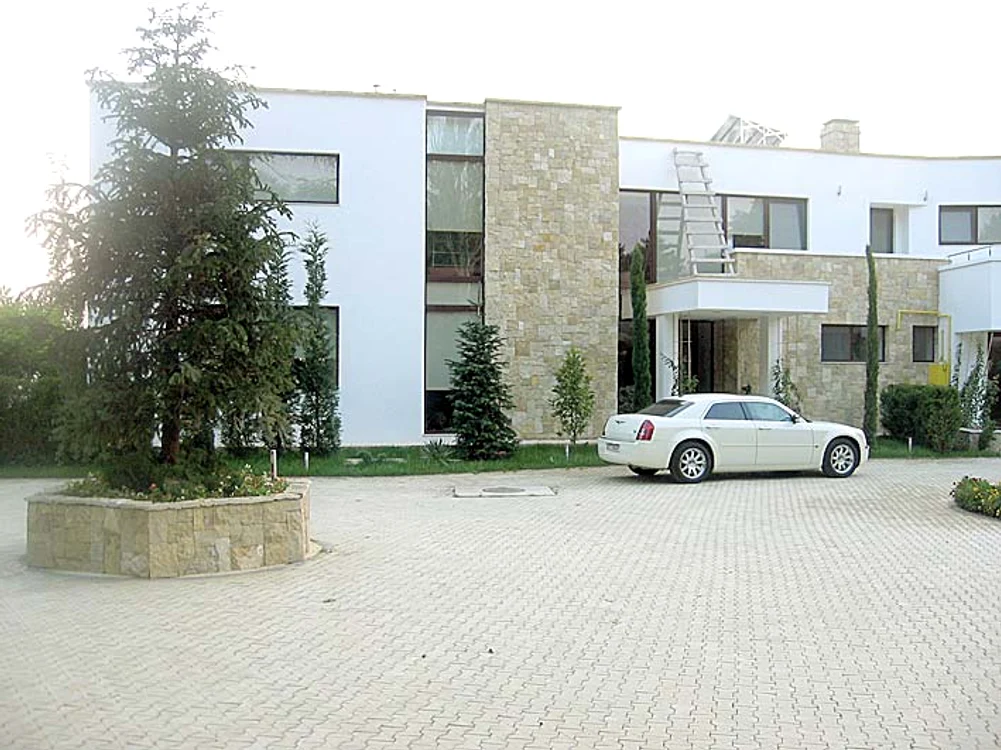 Mazăre stă cu chirie într-o vilă pe malul lacului Siutghiol, din staţiunea Mamaia