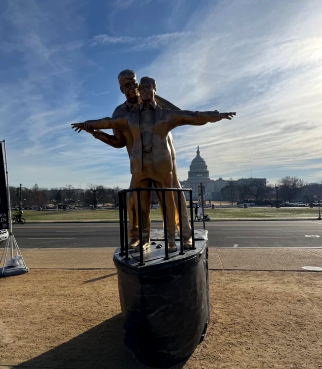 O statuie care îl înfățișează pe președintele Donald Trump și Jeffrey Epstein. FOTO: X