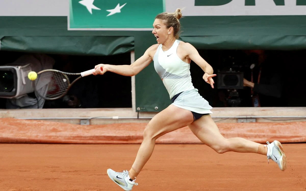 Simona Halep lovește o minge din alergare pe zgura de la Roland Garros 2022
