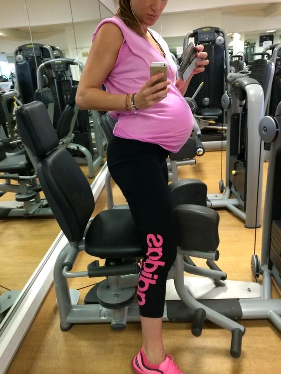 Tenismena trage tare de fiare, deşi mai are puţin şi naşte