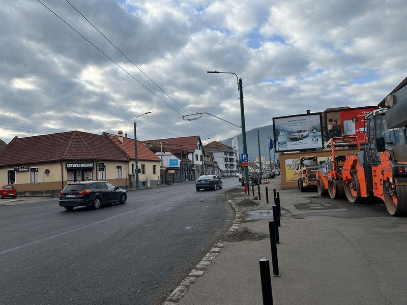 Români nemulțumiți și atunci când se asfaltează. Ce îi supără, de fapt, pe brașoveni 