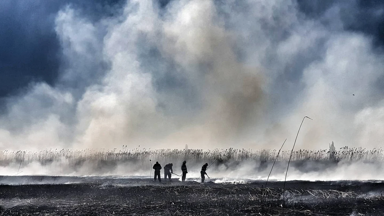 
    Incendiul a fost semnalat încă de marți dimineațafoto: ISU București-Ilfov  