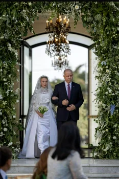 Prințesa Aisha bint Feisal, condusă la altar de tatăl ei
