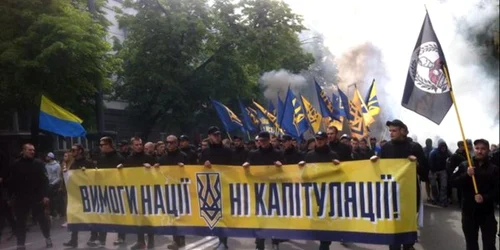 Mars al Batalionului Azov la Kiev FOTO Twitter @myrevolutionrus