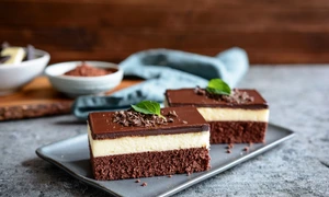 Prajitura cu ciocolata si fulgi de cocos  Sursa foto shutterstock 1856740180 jpg