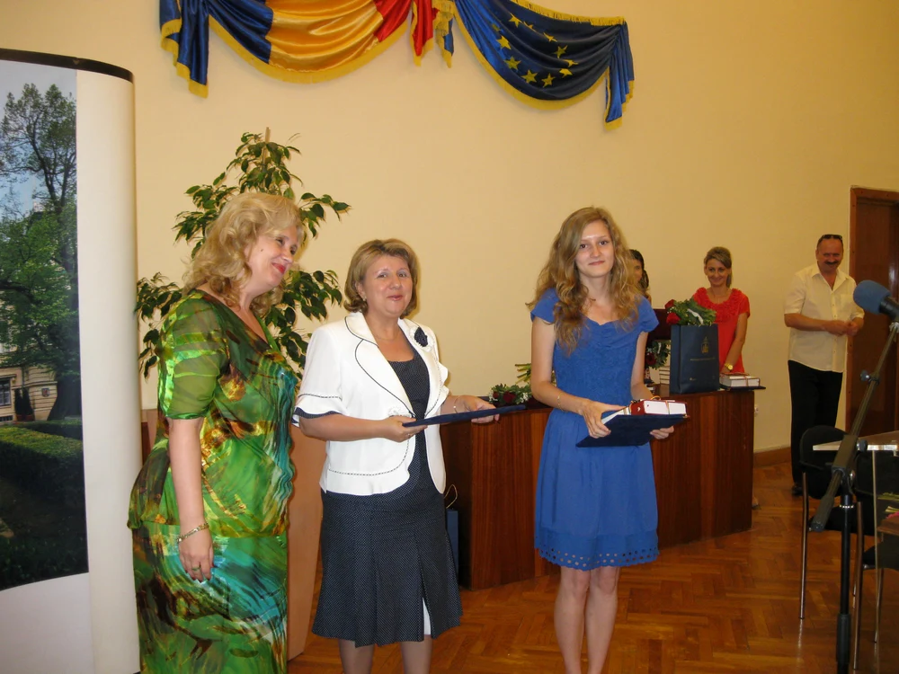 Irina Amariţei alături de directoarea Carmen Dimitriu şi şefa IŞJ Camelia Gavrilă